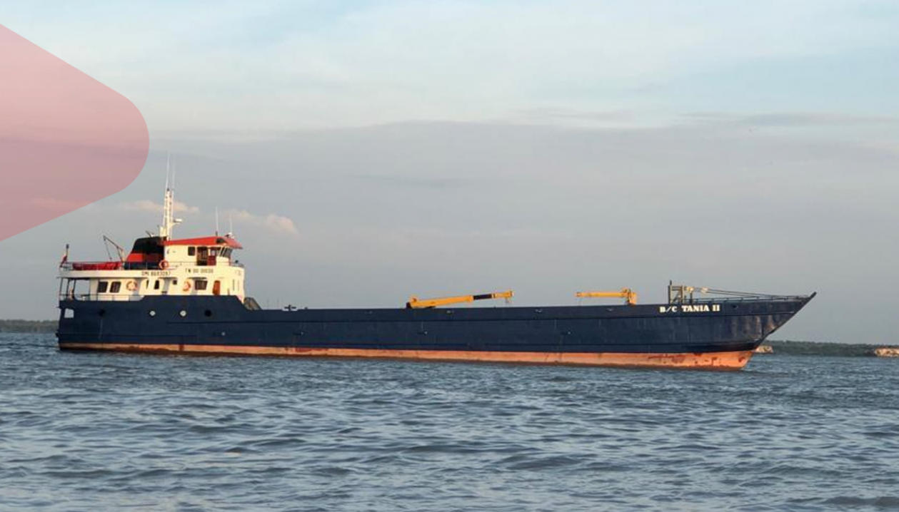 Foto-Tania-II-nueva-embarcacion-de-carga-que-operara-en-Galapagos-1536x1083