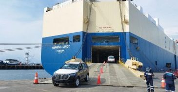 Ecuador-Buque-de-Eukor-desembarca-1.195-vehiculos-y-maquinarias-en-el-Puerto-de-Manta-420x189