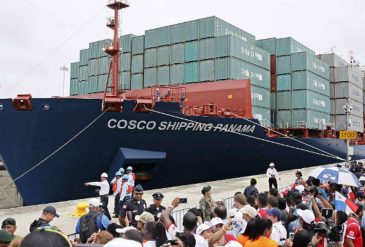 Panamenos-observan-Cosco-Shipping-Panama_1806129401_3705863_1300x731
