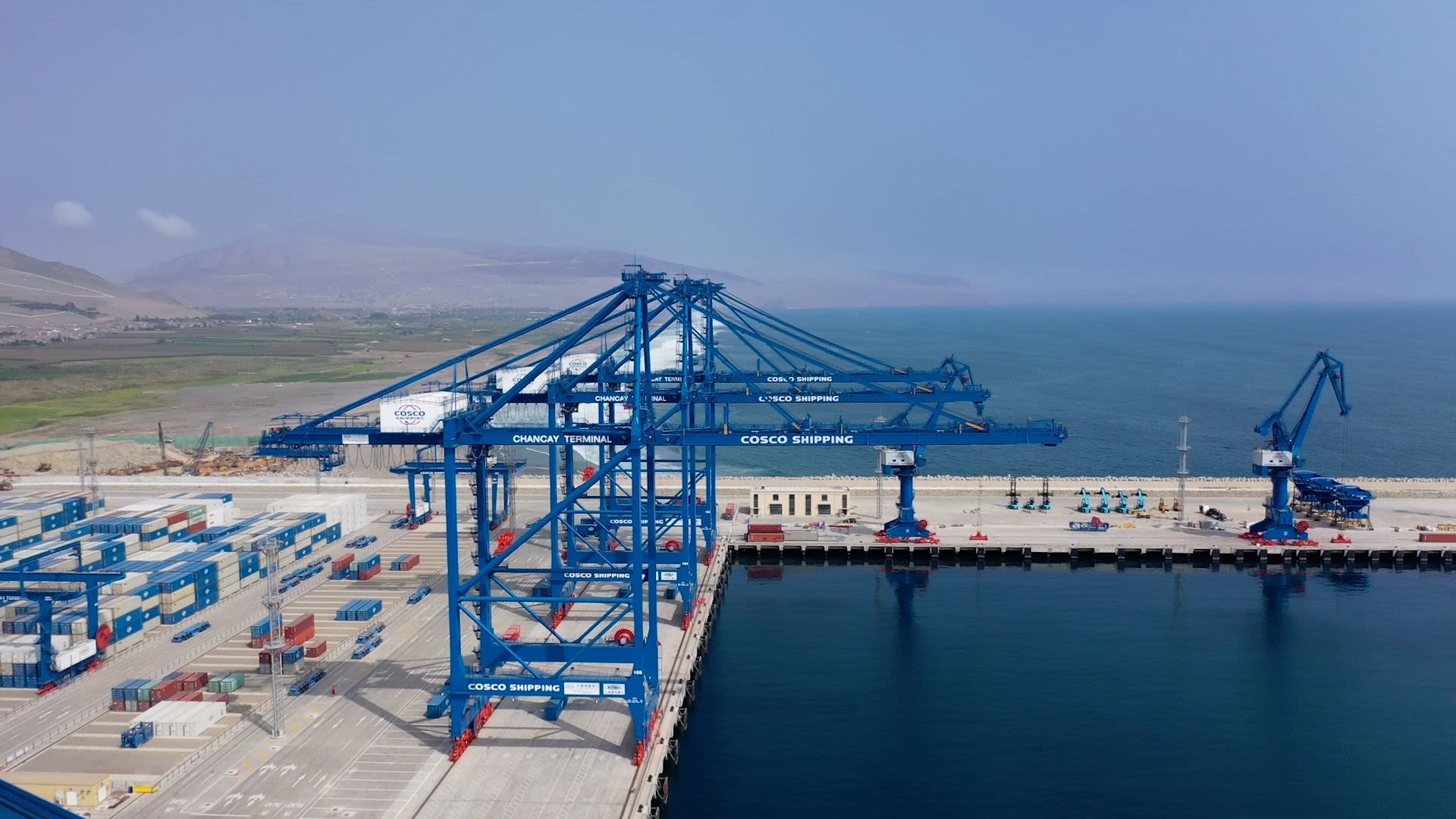 cnne-1771666-gruas-gigantes-y-tecnologia-ultramoderna-asi-se-ve-el-megapuerto-de-chancay-peru